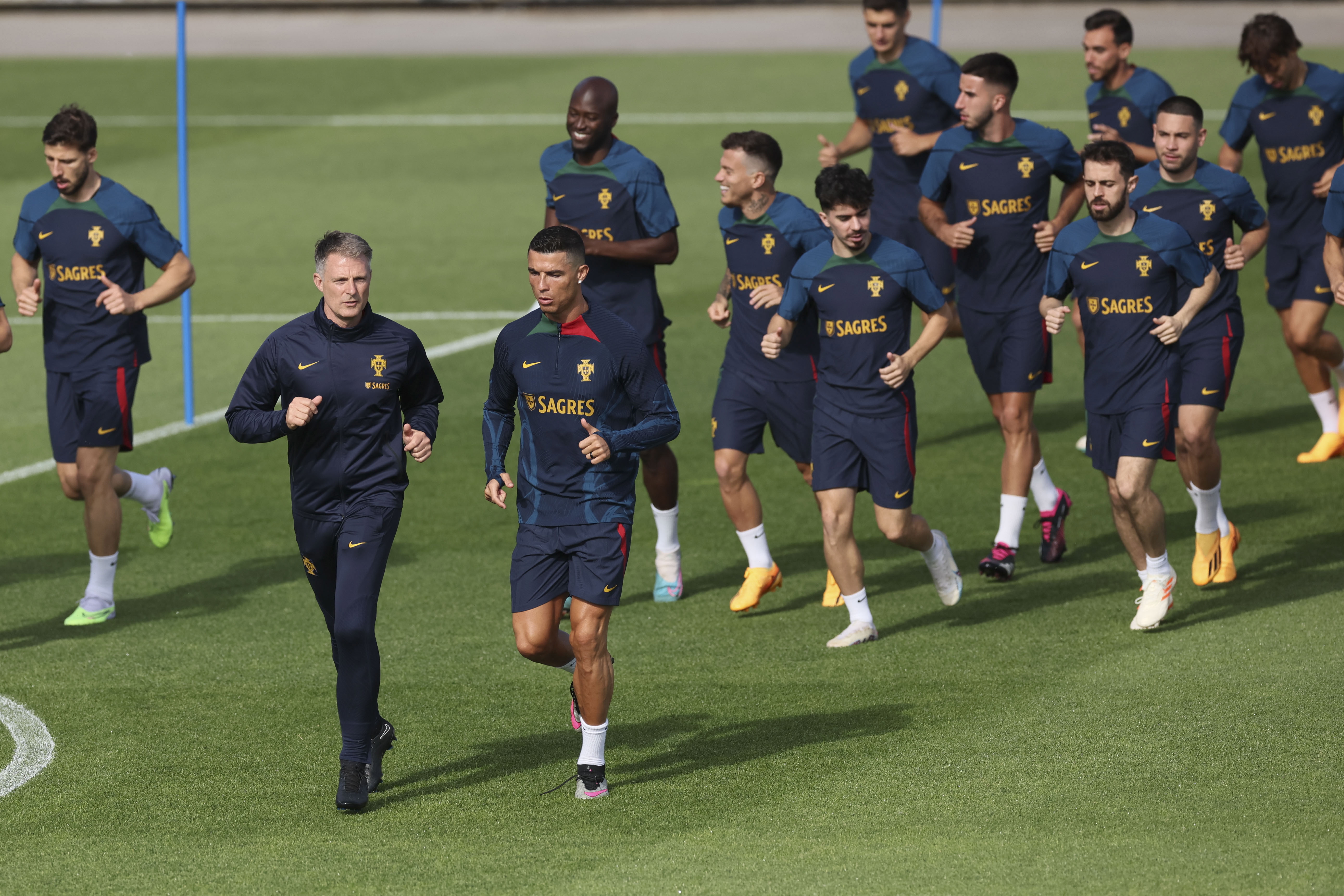 包含葡萄牙国家队备战欧洲杯,教练组再次调整阵容的词条 包含葡萄牙国家队备战欧洲杯,教练组再次调整阵容的词条