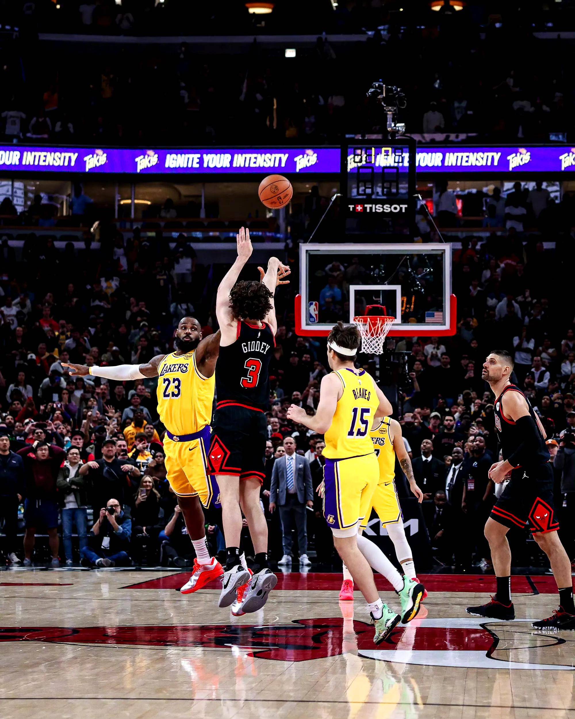 开云sport-湖人客场逆转，取得关键胜利