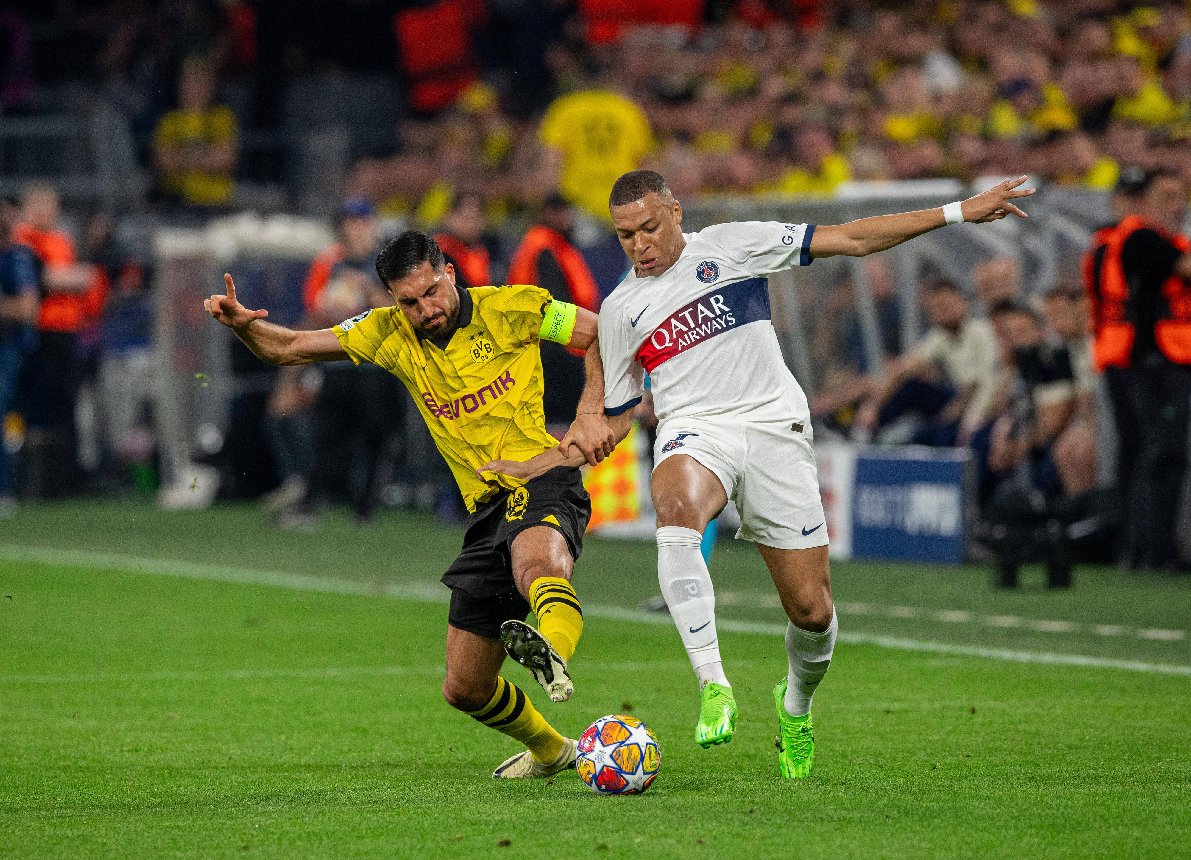 开云体育官网-足球场上呈现激烈拼搏，选手奋力争胜