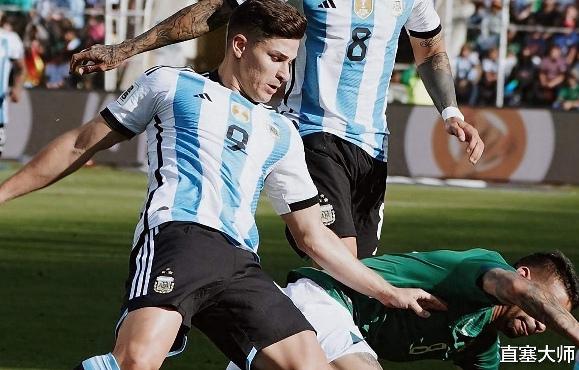 阿根廷队在场上展现出色表现 阿根廷队在场上展现出色表现