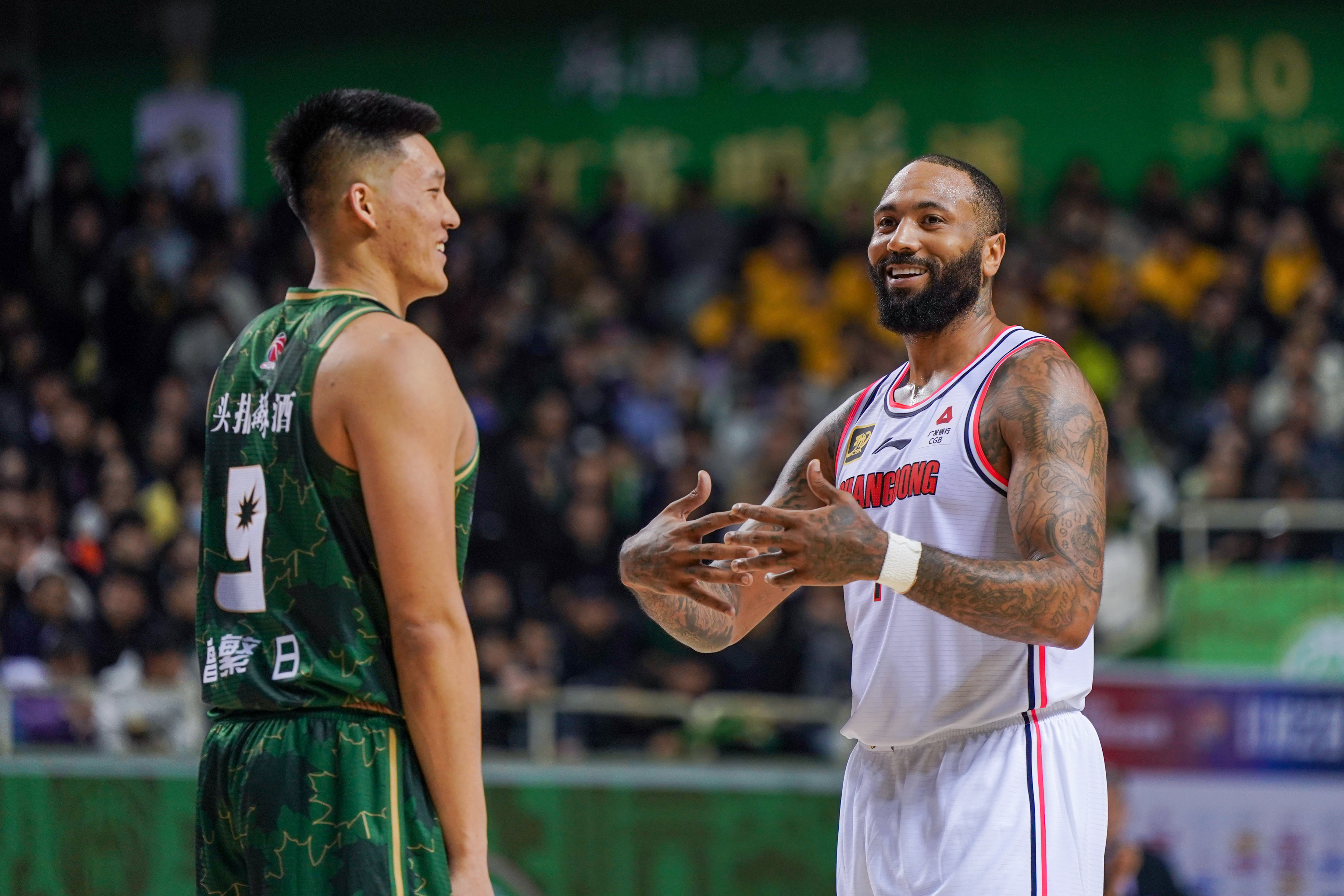 球员们胜负较量,拼尽全力挑战极限 球员们胜负较量,拼尽全力挑战极限