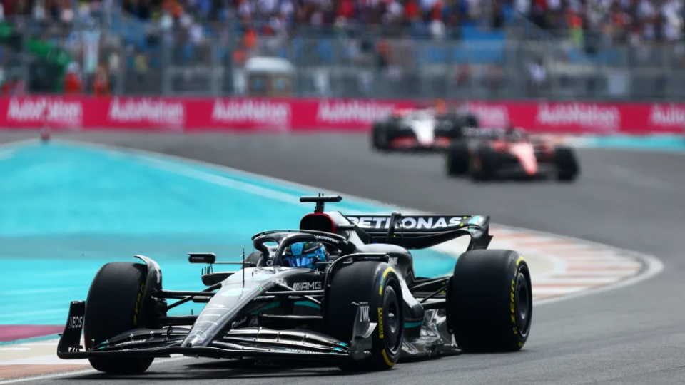 阿斯顿马丁横扫红牛车队,拉塞尔带队取胜 阿斯顿马丁横扫红牛车队,拉塞尔带队取胜