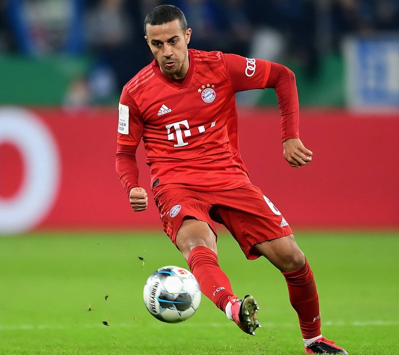 马赛翻盘拜仁，蒂亚戈带队取胜