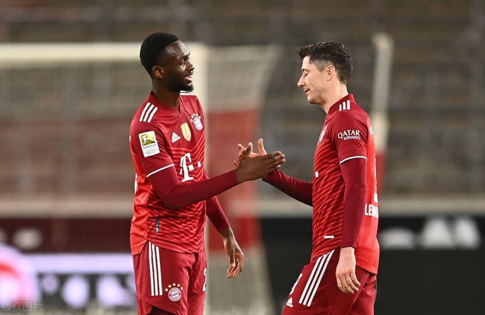 英格兰碾压国际米兰，莱万扛起全队